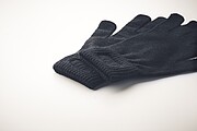 Knitted gloves in soft stretchable RPET polyester