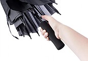 Polyester (170T) automatic umbrella with eight panels. Metal and fibreglass frame and EVA handle.