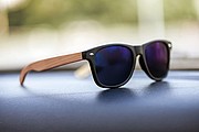 Sunglasses with wooden-look temples