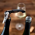 VANILLA SEASON YANARIA Set of two glass stoppers and a corkscrew