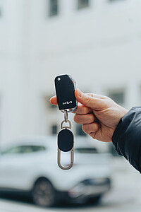 Keyfinder keychain with worldwide locating and USB C, black, grey