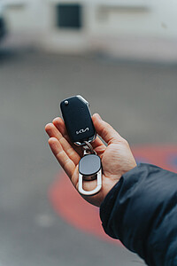 Keyfinder keychain with worldwide locating and USB C, black, grey