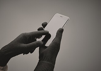 Knitted gloves in soft stretchable RPET polyester