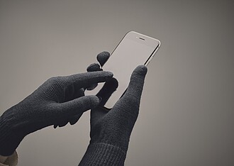 Knitted gloves in soft stretchable RPET polyester