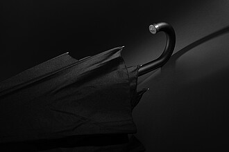 Swiss Peak Vero Aware™ RPET 25” umbrella w luxe handle, black