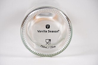 VANILLA SEASON ANAMUDI Elegant 750ml glass drink bottle with a bamboo lid